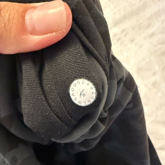 Green and Black Camo Align 21” Crop Leggings Size 4 - Picture 6 of 6